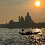 Venice Station Apartment *